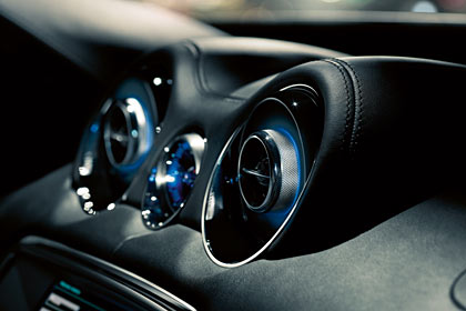 Blau beleuchtete Luftausstrmer – in welchem Luxus-Auto?