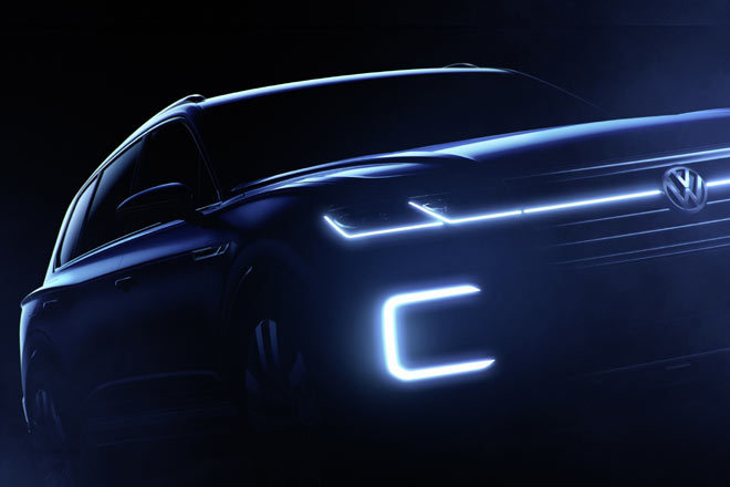 VW zeigt in China einen Ausblick auf den kommenden Touareg. Erste Bilder zeigen eine evolutionre Weiterentwicklung mit einer strker betonten »Hftpartie« im Bereich des Tankdeckels