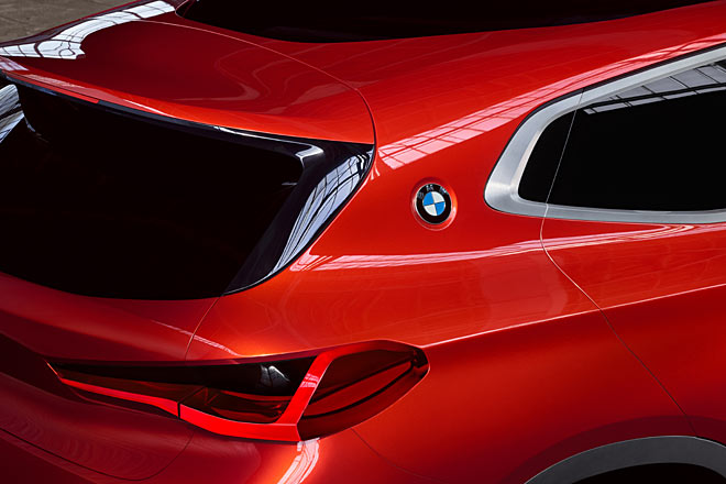 Die Fenster sind auffllig in Aluminium eingefasst, auf der C-Sule prangt das BMW-Logo