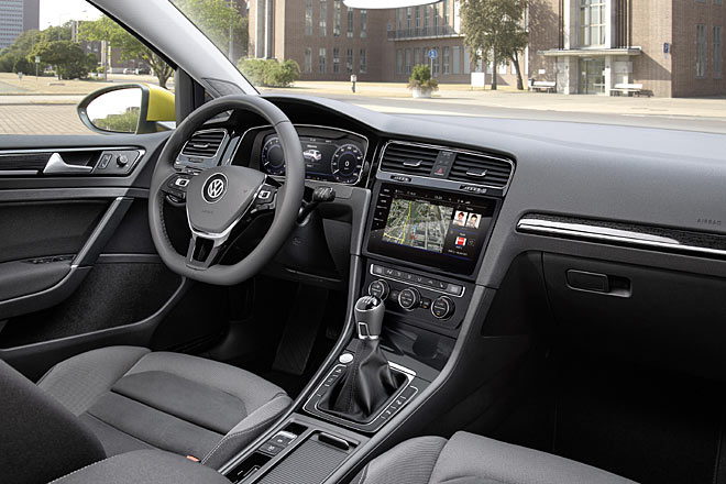 Im Interieur setzt VW auf die neuesten Infotainmentgerte mit greren Bildschirmen, (teilweise) schneren Oberflchen und neuem Bedienkonzept