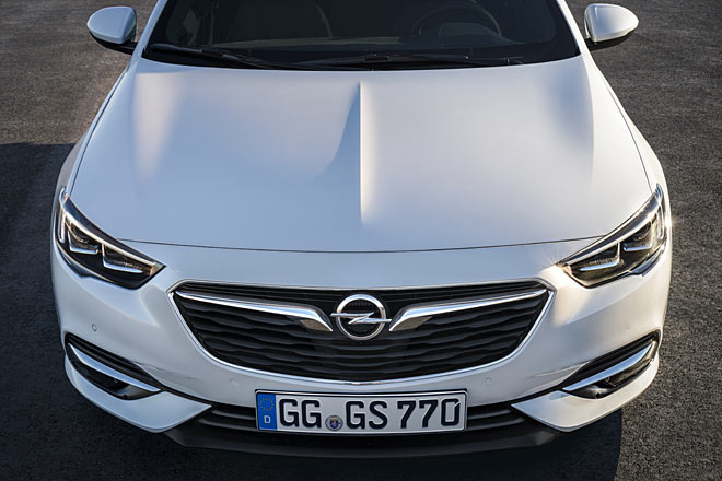 Die Pfeilung der (erstmals bei Opel aktiven) Motorhaube ist feiner ausgefhrt, sie reicht nicht mehr bis ganz nach vorn