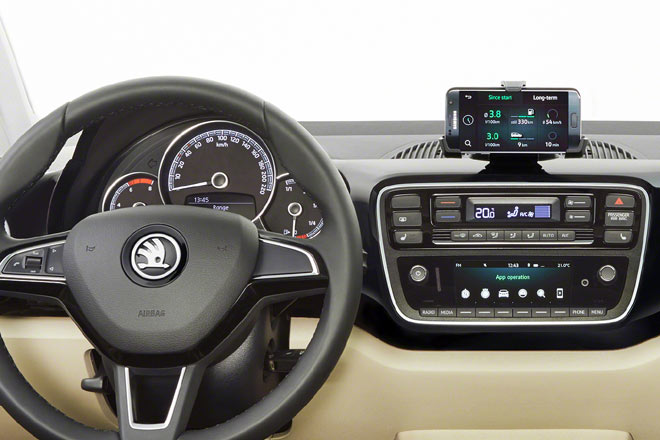 Das Bild zeigt Topmodell mit Zweifarb-Ausfhrung, Klimaautomatik und »groem« Infotainment mit Farbdisplay. Modifiziertes Kombiinstrument