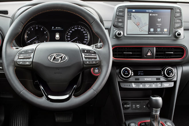 Im Schwestermodell Hyundai Kona gibt es noch mehr Farbapplikationen, aber auch einen zu protzig platzierten Monitor