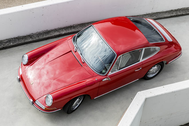 Dieses Modell wurde 1964 kurz nach der Vorstellung noch unter der Bezeichnung 901 gebaut. Doch da hatte Porsche die Rechnung ohne Peugeot gemacht