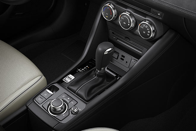Immerhin hat Mazda den CX-3 auf eine elektrisch bettigte Handbremse umgestellt, was schner aussieht und viel praktischer ist