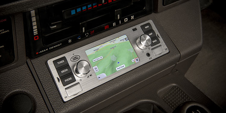 Jaguar Land Rover: Modernes Infotainment fr Klassiker