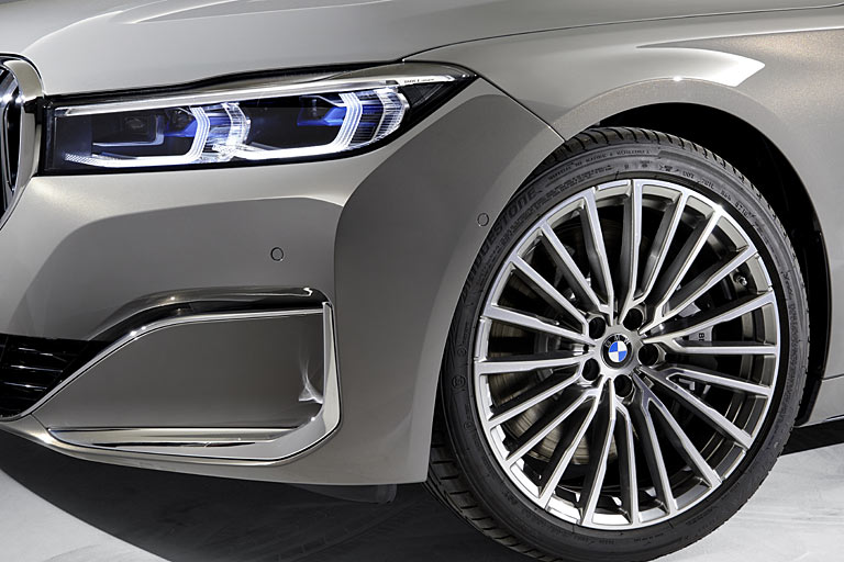 Den Look der Scheinwerfer hat BMW durch eine flachere und breitere Bauart wesentlich geschrft. Auch die neue Frontschrze ist bulliger als bisher