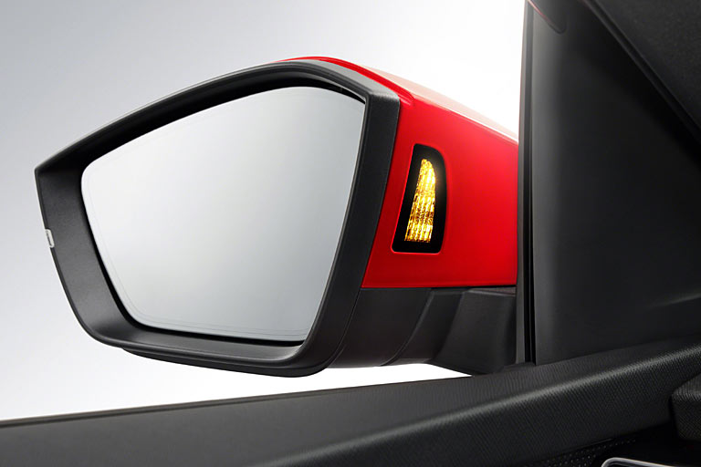 Was es bei VW erst ab dem Passat gibt, macht koda schon in dieser Klasse: Die Tote-Winkel-Warnleuchte sitzt optimal im Spiegelgehuse anstatt nervig im Spiegelglas