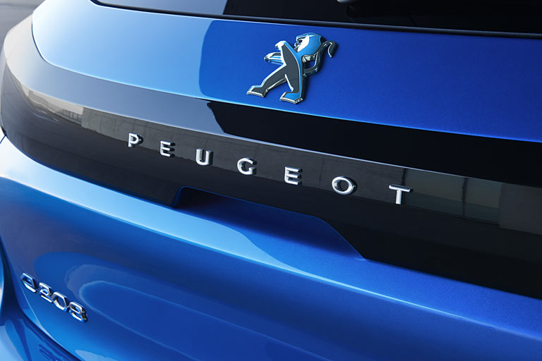 Die dunkle Verblendung am Heck kennt man von anderen Peugeots, sie teilt die Klappe optisch in zwei Hlften