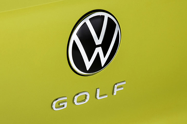 Natrlich trgt der neue Golf auch das neue Logo, das uns nicht gefllt, ebenso wie die arg runde und weiche Schrift des Modellschriftzugs