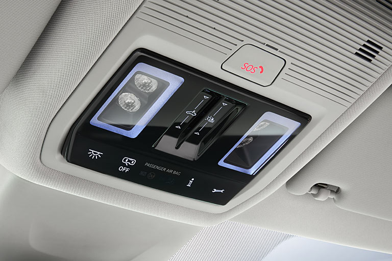 Touchpads finden sich auch in der neuen Dachbedieneinheit, wo nun auch die Airbag-Leuchten integriert sind