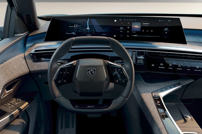 Auf den etwas lieblosen Namen »Panorama i-Cockpit« hrt die neueste Evolutionsstufe des Peugeot-Cockpits. Herzstck ist ein gebogener, gut 50 Zentimeter breiter Bildschirm