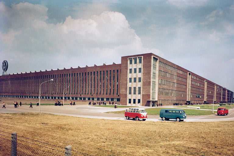 Vor bald 68 Jahren, im Mrz 1956, startet die Bulli-Produktion in Hannover-Stcken. Rund zehn Millionen Bullis liefen seither dort vom Band