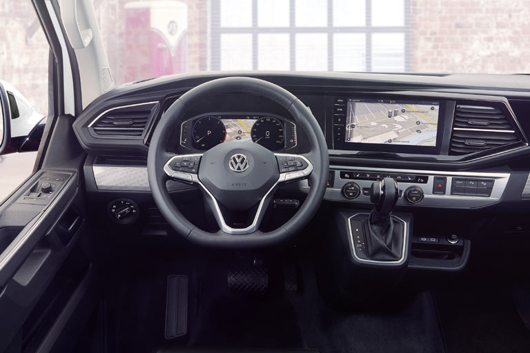 Ein Bild des bisherigen Transporter-Interieurs lsst sich bei VW partout nicht finden, also muss die etwas edlere Multivan-Variante zum Vergleich herhalten. Statt DSG gibt es knftig eine 8-Gang-Automatik