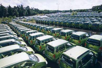 Alles wurde Agila fr diesen Parkplatz: 2.300 Neufahrzeuge warten auf ihre erste grere Ausfahrt von Berlin zu den Opel-Hndlern bundesweit