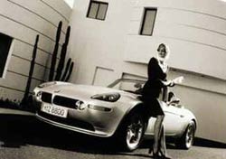 Schicke Frau mit schickem Auto; Bild: BMW AG