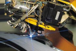 Blick in die Produktion: Laserschweien am 3er-Dach | Bild: BMW AG