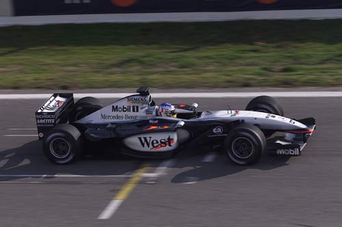 Alexander Wurz, der dritte Fahrer des Teams, bei der ersten Testfahrt im neuen West McLaren Mercedes MP4-17