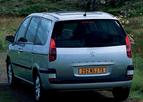 807: Groer Peugeot-Schriftzug am Heck