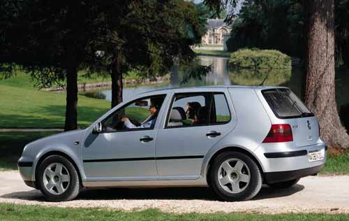 1997 bringt Volkswagen den Golf IV: Seine Klarglasscheinwerfer setzen klassen- und markenbergreifend einen neuen Trend, das hintere Nummernschild wandert in den Stofnger, doch die bekannte Golf-Linie wird beibehalten. Hohe Qualittsanmutung
