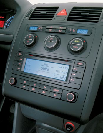 ... ein neues Radio-System mit groem Display und CD-Spieler ebenso beinhaltet wie die grundlegend neugestaltete Bedieneinheit der Klimaanlage