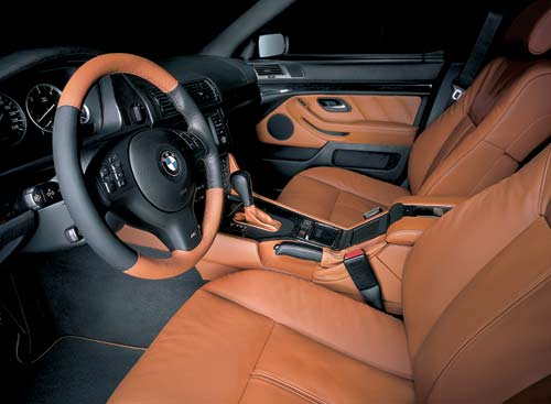 Blick ins Interieur des BMW 5er »Highline-Exclusive«: Champagnerfarbenes Leder mit anthrazitfarbenem Birkenholz