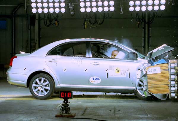 5 Sterne im EuroNCAP-Crashtest: Der neue Toyota Avensis hat sieben Airbags
