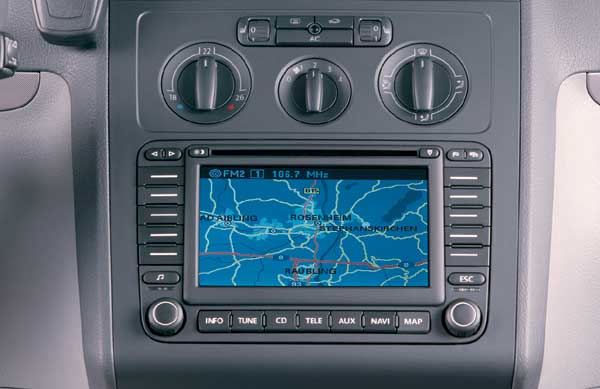 Jetzt lieferbar: Das Navigationssystem im VW Touran (und demnchst im Golf V) bietet einen 16:9-Bildschirm, der aber nicht mehr schwenkbar ist