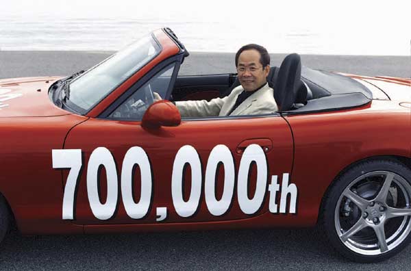 MX-5 Projektleiter Takao Kijima freut sich ber das 700.000. Exemplar, das heute vom Band lief