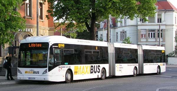 Ein Vorbild fr stark frequentierte Strecken auch in anderen Stdten? Mehr als 180 Personen fasst der Maxi-Bus des belgischen Herstellers Van Hool. Es gibt auch eine Version mit fnf Tren