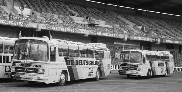 Die beiden deutschen Mannschaftsbusse bei der Fuball-WM 1974: Mercedes sucht jetzt den Original-Bus