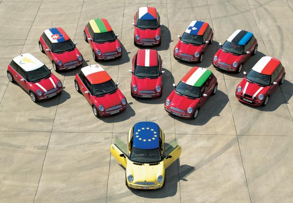 Nettes Motiv: Zehn Minis mit den Lnderflaggen der EU-Beitrittslnder
