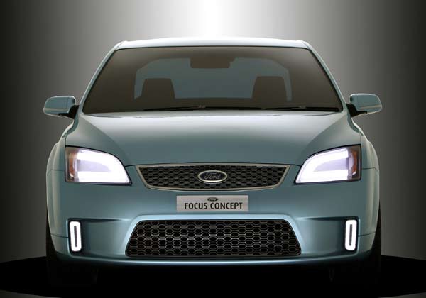 Weitghehend Ford-typische Front mit LED-Scheinwerfern und groem unteren Lufteinlass