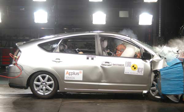 EuroNCAP Juni 2004: 5/4/2 Sterne fr den Toyota Prius mit Hybridantrieb