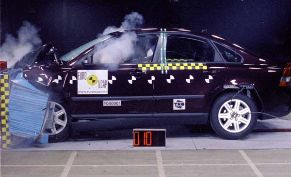 EuroNCAP Juni 2004: 5/4/2 Sterne fr den Volvo S40, der auch im Fond ber einen Gurtwarner verfgt