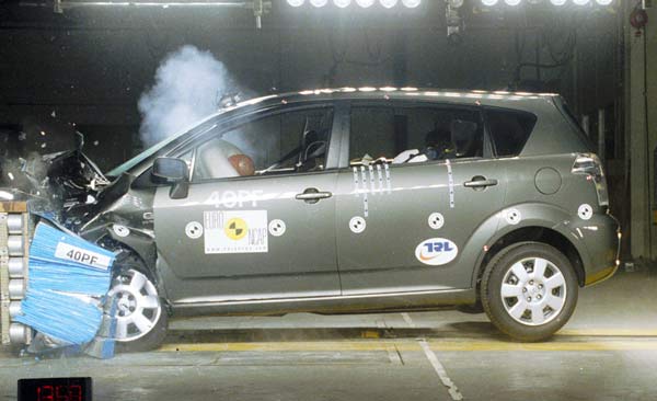 EuroNCAP Juni 2004: 5/4/2 Sterne fr den Toyota Corolla Verso