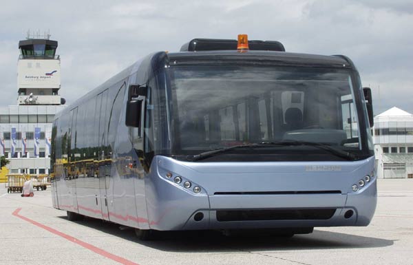 Die neue Neoplan-Flughafenbusse drehen derzeit auf dem Salzburger Airport letzte Testrunden. Die groe Breite und die vollstndig verkleideten Rder – auch vorne – sorgen fr ein aufflliges Erscheinungsbild