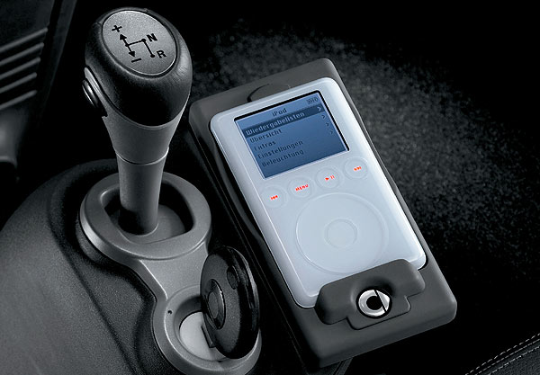 Der iPod (das groe Modell, auf dem Bild das alte) sitzt in einer Halterung neben dem Whlhebel und ist an das Auto-Soundsystem angeschlossen