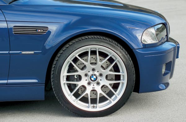 Konkret montiert BMW 19-Zller mit Mischbereifung 255/35 hinten und 225/40 vorne. Auerdem sind die vorderen Bremsscheiben um zwei Zentimeter grer