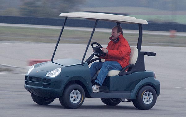 Technisch basiert der Mini-Cayenne auf einem herkmmlichen Golf-Car mit Platz fr zwei Personen und Golfbags