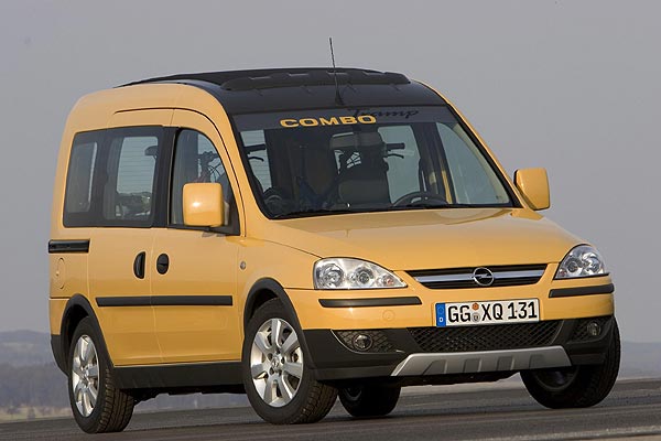 Premiere in Leipzig: Opel Combo »Tramp«. Kennzeichen sind neben der gelben Lackierung eine leichte Offroad-Optik. Der Schriftzug in der Scheibe gehrt zum Lieferumfang