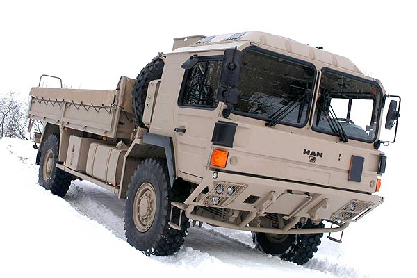 Fast 5.200 schwere Lkw der Typen HX (Bild: HX60) und SX hat das britische Militr bestellt. Die Fahrzeuge gibt es mit zwei, »