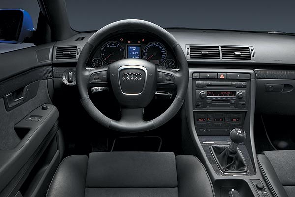 Das Interieur gibt sich Audi-typisch aufgerumt und hochwertig, hier zustzlich mit Leder, Microfaser und Carbon
