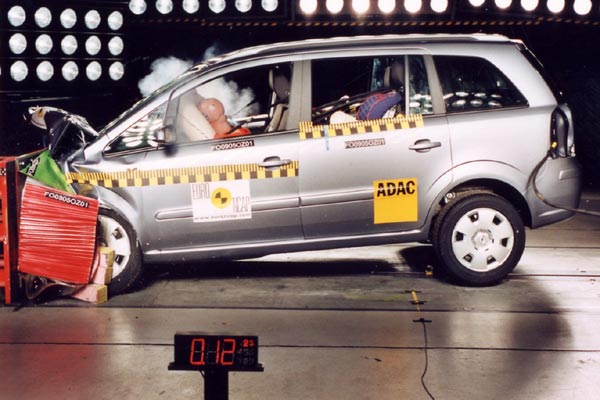 Im Gegensatz zum Vorgnger schafft der neue Opel Zafira die Fnf-Sterne-Wertung hinsichtlich der Insassensicherheit fr die Frontpassagiere