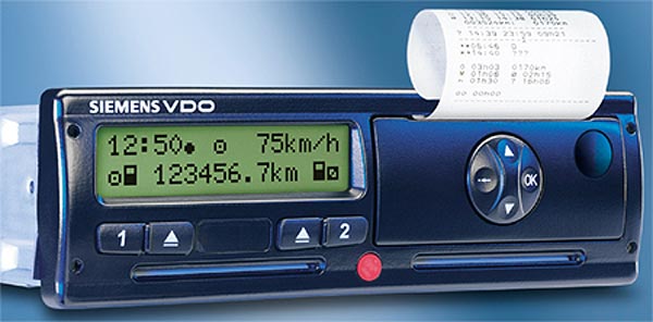 Vorschrift fr alle neuen Lkw ab August 2005: Digitales »Kontrollgert« mit zwei Kartenschchten, Display und integriertem Drucker
