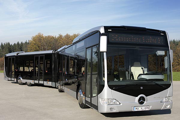 Bisher ein Prototyp: Der Groraum-Stadtbus Mercedes »CapaCity« bietet Platz fr 193 Passagiere