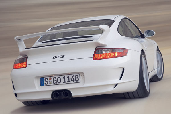 Wie schn – einen Porsche darf man sogar in weier Lackierung gut finden. GT3-Kennzeichen sind der groe Heckflgel, die modifizierte Schrze und die nun mittig sitzenden Endrohre