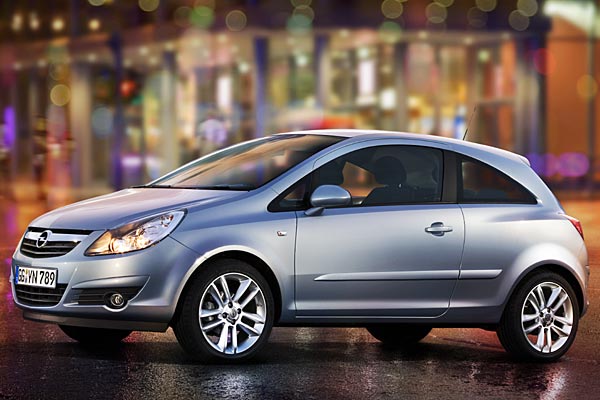 Nach Fiat beim Grande Punto und Peugeot beim 207 setzt auch Opel auf ein zustzliches vorderes Dreiecksfenster mit stehendem Spiegel