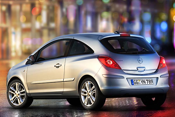 Im Gegensatz zu vielen Vermutungen setzt Opel nicht erneut auf vertikale Rckleuchten neben der Scheibe, sondern mehr auf die von Peugeot bekannte Mandelform. Weiterhin gibt es nur einen Rckfahrscheinwerfer