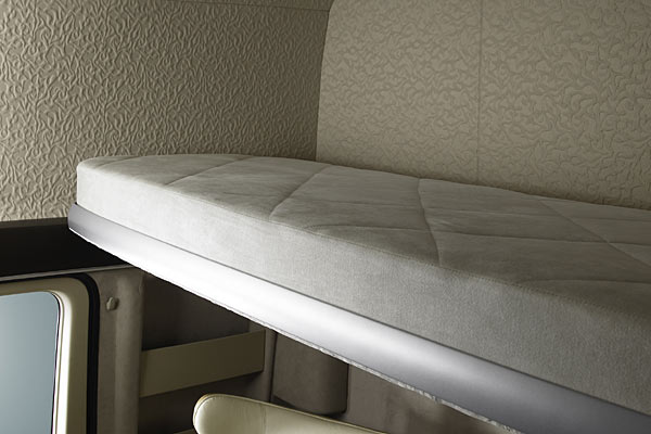 Das 80 Zentimeter breite Bett ist tagsber unsichtbar und wird bei Bedarf elektrohydraulisch ausgefahren
